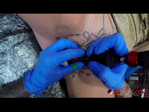 ❤️ Ekstremt tatovert hottie Sully Savage tok en tatovering på klitoris ️❌ Superporno ved no.tukifporno.ru ﹏